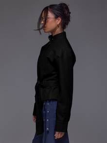 MUSERA Weekdaze 漏斗領桶袖綁帶收腰 PU 皮革夾克，秋冬日常休閒外出酷感外套 - 黑色 - 查看 3
