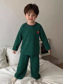 Dazy Kids 小男孩蘋果刺繡條紋長袖上衣與長褲居家休閒套裝 - 綠色 - 查看 5