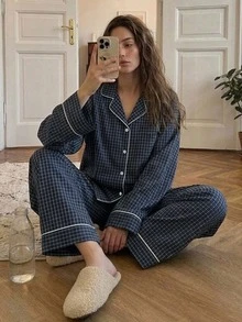 DAZY Set Piyama Atasan dan Celana Lengan Panjang Bermotif Kotak-kotak untuk Wanita - Navy Blue - View 3