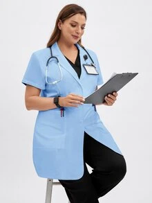 TaskEZ زي سكراب نسائي مقاس كبير بأزرار أمامية، معطف مختبر للممرضات والمستشفى، مريح وأنيق وعصري، ب- 2 جيب خارجي + 1 جيب داخلي - أزرق فاتح اللون - مشاهدة 3