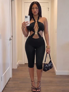 Slaydiva جمبسوت نسائي بلون موحد مع ديكور معدني مثير وكاجوال بياقة هالتر - الأسود - مشاهدة 7