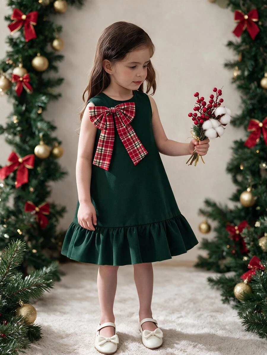 SHEIN Elladie kids فستان أخضر داكن بدون أكمام مع حافة مكشكشة وزينة فيونكة كبيرة بنقشة مربعات حمراء للفتيات الصغيرات - أخضر - مشاهدة 1