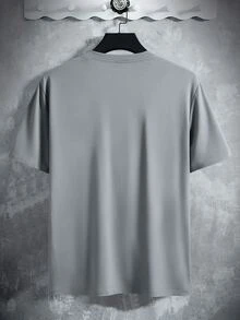 Manfinity Homme Kaos Pria Lengan Pendek Kerah Bulat dengan Saku Tempel di Dada Kiri dan Label Kulit - Light Grey - View 2