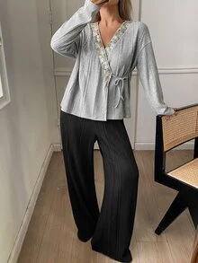 DAZY طقم بيجاما نسائي من قطعتين مع تطريز دانتيل زهري وفتحة غير متماثلة ولباس علوي فضفاضة بأكمام طويلة وياقة على شكل حرف V وبنطال طويل مستقيم بلون موحد - رمادي - مشاهدة 8