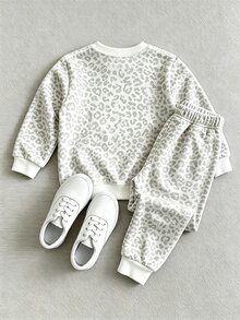 小男孩 2 件套休閒時尚春秋冬季圓領衛衣與運動長褲套裝，NY酷豹紋滿版英文圖案，彈性柔軟面料，適合休閒出遊、開學季、派對、戶外野餐、街拍、校園、假期、禮物 - 米色 - 查看 2
