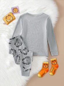GARFIELD | SHEIN [Coffee Cat]2件組 男童休閒經典灰色虎頭滿版印花長褲與字母咖啡貓圖案圓領長袖套頭上衣，舒適高彈性針織面料修身居家套裝，居家與外出皆適用的長袖長褲套裝 - 灰色 - 查看 2