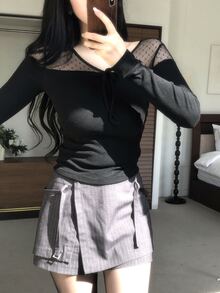 DAZY تي شيرت نسائي بأكمام طويلة وربطة أمامية من الشبك المتباين بتصميم عصري - الأسود - مشاهدة 5