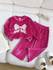 SHEIN Playful Pals 2件組女嬰圓領玫瑰紅金絲絨蝴蝶結蕾絲刺繡長袖上衣與寬腿褲套裝，寬鬆休閒版型，適合秋冬日常穿著、戶外活動、街頭風、家庭聚會、拍照 - 玫紅色 - 查看 5