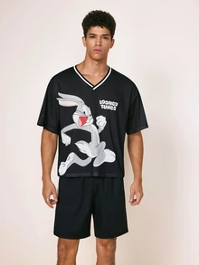LOONEY TUNES X SHEIN طقم تي شيرت رجالي بياقة على شكل حرف V وأكمام قصيرة مطبوع عليه حروف وشورت LOONEY TUNES - الأسود - مشاهدة 5