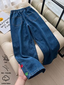 SHEIN Tween女孩牛仔褲 2026秋冬新款 時尚復古做舊寬腿牛仔褲 可愛愛心刺繡 Y2K學院風街頭休閒風 舒適純棉牛仔褲 適合日常出遊、上學通勤、聚會、開學季 破洞牛仔褲 - 深色水洗藍 - 查看 2
