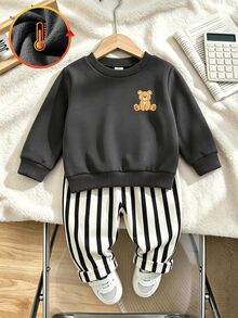 SHEIN Playful Pals 法式風格男嬰 0-3 歲 2 件組深灰色運動衫套裝，圓領熊圖案運動衫搭配條紋長褲，適合外出、上學等多種場合 - 彩色 - 查看 1