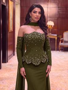 Glamrae فستان سهرة فاخر أنيق ورومانسي باللون الأحمر الداكن، بدون حمالات مع ياقة غير متماثلة وحمالة رقبة قابلة للفصل، مزين باللؤلؤ والراينستون، بقصة ضيقة وذيل حورية مع ذيل طويل، مناسب لحفلات الزفاف والاحتفالات والمناسبات الرسمية، بتصميم تطريز كثيف - أخضر عسكري - مشاهدة 4