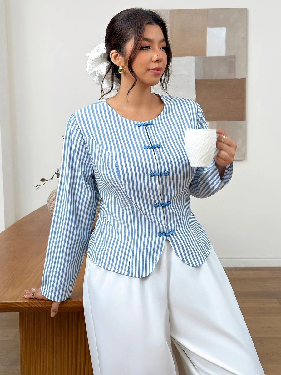 Lounesse Blus Elegan Bergaris Kancing Depan untuk Wanita Ukuran Besar - Biru - View 1