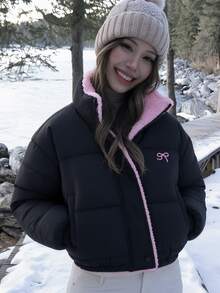 SHEIN 女童可愛短版羽絨外套，黑色立領冬季外套，飾有精緻粉色蝴蝶結刺繡，粉色刷毛內裡，拉鍊與鈕扣開合，寬鬆短版填充外套，女童秋冬日常街頭休閒外套 - 黑色 - 查看 3