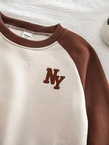 2件組男童幼兒套裝，秋冬韓系簡約杏色與咖啡色拼色落肩袖圓領衛衣搭配同款寬鬆運動長褲，適合日常外出、玩耍與開學穿著 - 卡其色 - 查看 4