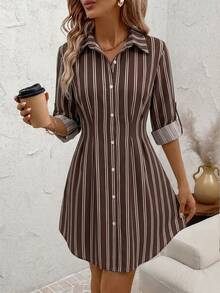 SHEIN Clasi Damen-Kurzkleid, klassisch elegant und vielseitig, braun gestreift, Hemdkragen, Langarm, tailliert, moderne urbane Business- und Bürokleidung, dezent im Old-Money-Stil, hochwertig elegant, Pendler- und Flughafen-Outfit, moderner lässiger Urlaubs-Nomaden-Look, vielseitiges Damen-Outfit für Country-Musik-Konzerte zu jeder Jahreszeit, Western-Stil Damenbekleidung, Nomaden-Stil Boho - Verschiedenfarbig - Übersicht 5