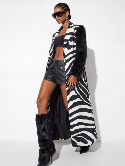 Aveloria GENKIRA Women's Regular Fit Loose Silhouette Wide Shoulder Straight Cut Lapel Collar Metal Button Decor Patchwork Faux Fur Long Hair Faux Fur Sleeves Black & White Contrast Zebra Animal Print Jacket, Elegant Punk Modern Y2K Avant-Garde Minimalist Commute Casual Party Evening Ceremony Luxury Theme Concert Versatile