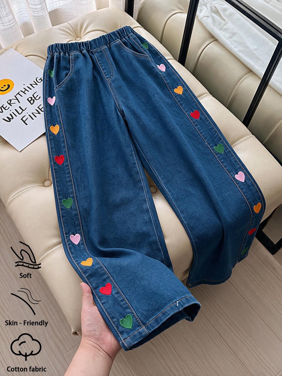 SHEIN Tween女孩牛仔褲 2026秋冬新款 時尚復古做舊寬腿牛仔褲 可愛愛心刺繡 Y2K學院風街頭休閒風 舒適純棉牛仔褲 適合日常出遊、上學通勤、聚會、開學季 破洞牛仔褲 - 深色水洗藍 - 查看 1