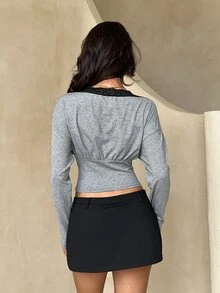 Coastalzia ملابس علوية نسائية قصيرة مثيرة بلون موحد مع تطريز دانتيل وياقة على شكل حرف V وأكمام طويلة منسدلة - رمادي - مشاهدة 2
