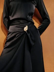 MOTF PREMIUM SET 2 POTONG BLUS DAN ROK SATIN BIRU TUA MUSIM GUGUR/DINGIN WANITA DENGAN DEKORASI LOGAM, GAYA KOMUTER ELEGAN - Hitam - View 2