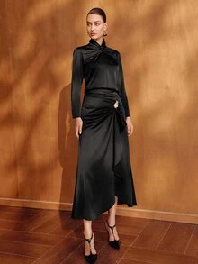 MOTF PREMIUM SET 2 POTONG BLUS DAN ROK SATIN BIRU TUA MUSIM GUGUR/DINGIN WANITA DENGAN DEKORASI LOGAM, GAYA KOMUTER ELEGAN - Hitam - View 4