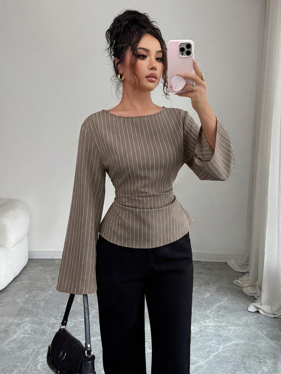 Siren Gaze 女款優雅條紋船領喇叭袖荷葉邊上衣,秋季辦公通勤時尚修身襯衫,商務休閒通勤上衣 - 卡其色 - 查看 1