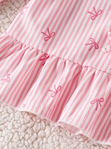 SHEIN Genkimix Kids 可愛甜美鄉村風 2 件套女童套裝，適合 4-7 歲小女孩，粉色條紋長袖上衣配蝴蝶結，牛仔褲飾有 3D 蝴蝶結裝飾，寬鬆直筒版型，柔軟舒適面料，適合秋冬日常穿著、購物、上學、通勤、外出與度假 - 粉色 - 查看 7