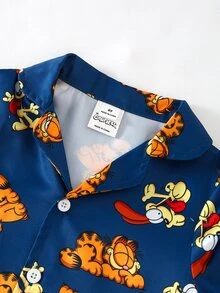 GARFIELD | SHEIN 「Coffee Cat」男童 2 件組咖啡貓元素圖案滿版印花長袖上衣與長褲睡衣套裝，時尚經典基礎休閒酷感居家服，長袖長褲翻領鈕扣開襟阻燃家居服，家庭聖誕睡眠禮物 - 藏蓝色 - 查看 5