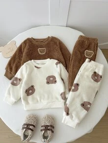 SHEIN Playful Pals 4件組 幼兒男童運動衫+長褲 可愛甜美棕色米色泰迪絨 熊刺繡印花 長袖圓領 加厚 冬季保暖 假日派對穿搭 - 棕色 - 查看 4