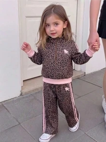 SHEIN Playful Pals 2件組幼女運動休閒套裝，可愛棕色粉色豹紋半拉鍊馬匹條紋長袖小立領休閒褲，適合戶外秋季慢跑運動 - 巧克力棕 - 查看 7