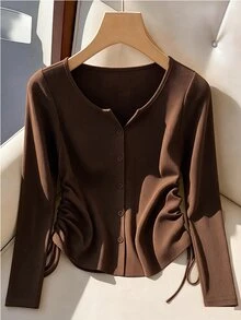GlowEve CURVE Kaos Lengan Panjang Rajut Bergaris Warna Polos Leher V Elegan Ukuran Plus, Desain Kancing Tunggal dengan Tali Serut untuk Memperampingkan Pinggang, Cocok untuk Perjalanan Sehari-hari, Atasan Serbaguna untuk Pesta dan Bepergian - Mocha Brown - View 1