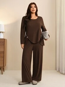 Edennvi طقم نسائي مقاس كبير للخريف/الشتاء كاجوال بتصميم بسيط وعملي للتنقل، ملابس علوية محبوكة ناعمة مضلعة برقبة دائرية مع رقعات وأزرار زخرفية وأكمام طويلة، وبنطلون بقصة مستقيمة، قطعتان - قهوة بني - مشاهدة 5