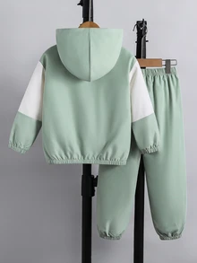 SHEIN 2件組男孩休閒拼色連帽外套與運動長褲套裝，秋冬時尚穿搭，適合日常穿著、上學、旅行、運動，春秋季節適用，極簡設計，舒適時尚，實用且有型的男孩衣櫥首選 - 薄荷綠 - 查看 2