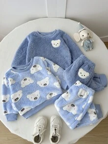 SHEIN Playful Pals 4件組幼兒男嬰衛衣運動長褲套裝，可愛甜美嬰兒藍配色，白色毛絨熊貼布，長袖圓領加厚款，適合生日派對、冬季假期 - 淺藍色 - 查看 4