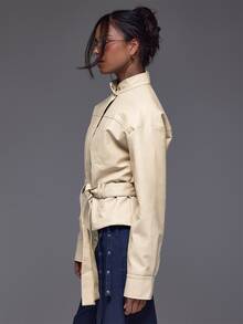 MUSERA Weekdaze 漏斗領桶袖綁帶收腰 PU 皮革夾克，秋冬日常休閒外出酷感外套 - 奶油色 - 查看 3