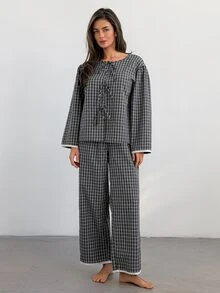 DAZY طقم بيجامة نسائي علوي برباط أمامي وأزرار بنقشة مربعات وبنطال طويل برقعات دانتيل - رمادي - مشاهدة 1