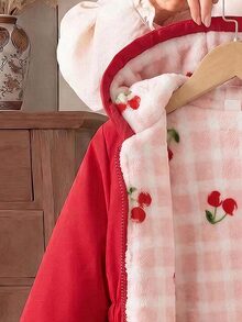SHEIN 1件女童冬季新款粉色與白色格紋櫻桃毛絨拉鍊連帽開襟外套，彈性腰部，抓絨內裡加厚，簡約時尚防寒外套，適合戶外通勤 - 紅色 - 查看 4