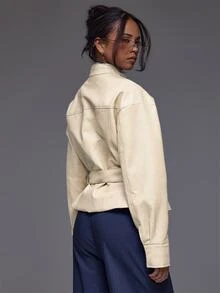 MUSERA Weekdaze 漏斗領桶袖綁帶收腰 PU 皮革夾克，秋冬日常休閒外出酷感外套 - 奶油色 - 查看 4