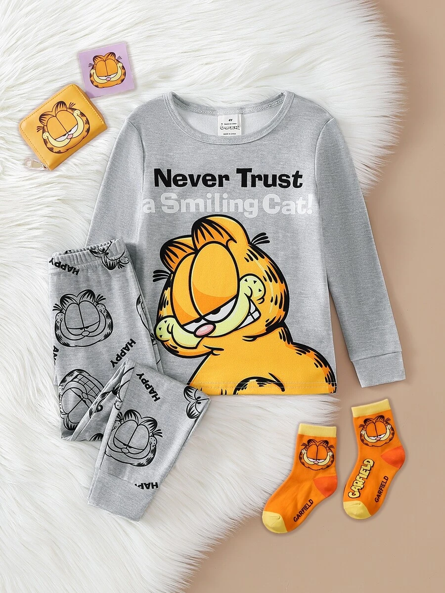 GARFIELD | SHEIN [Coffee Cat]2件組 男童休閒經典灰色虎頭滿版印花長褲與字母咖啡貓圖案圓領長袖套頭上衣，舒適高彈性針織面料修身居家套裝，居家與外出皆適用的長袖長褲套裝 - 灰色 - 查看 1