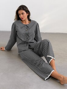 DAZY طقم بيجامة نسائي علوي برباط أمامي وأزرار بنقشة مربعات وبنطال طويل برقعات دانتيل - رمادي - مشاهدة 5