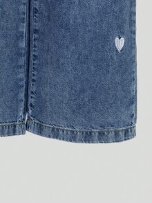 SHEIN Denimly 春夏新款女款牛仔褲，淺藍色調牛仔面料，寬鬆舒適，寬腿版型隱藏慵懶感，柔軟牛仔布料如被雲朵包裹，愛心刺繡像心跳信號，隱藏浪漫，彈性腰頭設計不緊繃，自由奔跑跳躍！搭配簡單白色T恤即可瞬間營造校園清新風，搭配襯衫則呈現街頭酷甜風格，適合校園穿著、購物、戶外活動、日常穿著等多種場合 - 藍色 - 查看 5