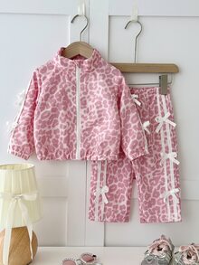 SHEIN Playful Pals 2件組幼女夾克長褲套裝，可愛甜美粉色豹紋蝴蝶結側條紋，長袖立領，休閒正裝，秋季公主風舒適慢跑時尚款 - 彩色 - 查看 3