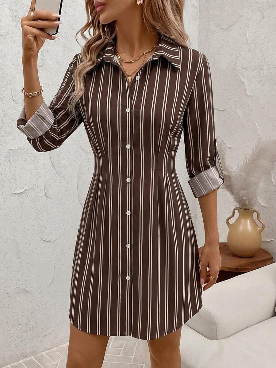 SHEIN Clasi Damen-Kurzkleid, klassisch elegant und vielseitig, braun gestreift, Hemdkragen, Langarm, tailliert, moderne urbane Business- und Bürokleidung, dezent im Old-Money-Stil, hochwertig elegant, Pendler- und Flughafen-Outfit, moderner lässiger Urlaubs-Nomaden-Look, vielseitiges Damen-Outfit für Country-Musik-Konzerte zu jeder Jahreszeit, Western-Stil Damenbekleidung, Nomaden-Stil Boho - Verschiedenfarbig - Übersicht 1