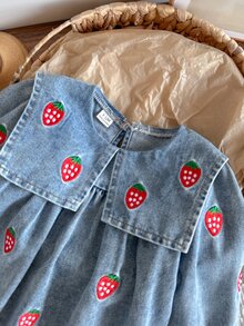SHEIN 1件幼女牛仔布罩衫洋裝，可愛甜美淺藍色草莓刺繡，泡泡袖彼得潘領，派對秋季假期公主風，後背鈕扣設計 - 淺藍色 - 查看 5