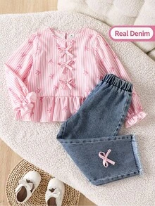SHEIN Genkimix Kids 可愛甜美鄉村風 2 件套女童套裝，適合 4-7 歲小女孩，粉色條紋長袖上衣配蝴蝶結，牛仔褲飾有 3D 蝴蝶結裝飾，寬鬆直筒版型，柔軟舒適面料，適合秋冬日常穿著、購物、上學、通勤、外出與度假 - 粉色 - 查看 3