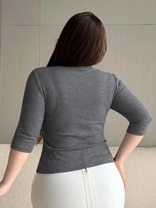 Dazy Plus 素色彈性修身休閒博主風小高領五分袖大尺碼女款春秋夏套頭黑色T恤 - 深灰色 - 查看 2