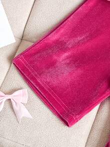 SHEIN Playful Pals 2件組女嬰圓領玫瑰紅金絲絨蝴蝶結蕾絲刺繡長袖上衣與寬腿褲套裝，寬鬆休閒版型，適合秋冬日常穿著、戶外活動、街頭風、家庭聚會、拍照 - 玫紅色 - 查看 10
