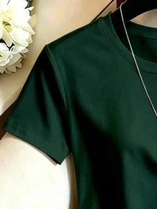 GlowEve CURVE 女款大尺碼圓領蕾絲拼接不對稱下擺純色休閒百搭日常短袖T恤 - 軍綠色 - 查看 3