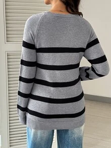 SHEIN كنزة صوفية كاجوال مخططة بأكمام راغلان طويلة للحوامل، خريف/شتاء - أبيض - مشاهدة 2