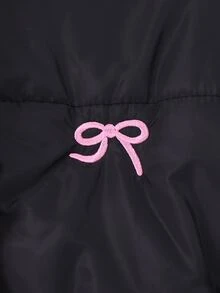 SHEIN 女童可愛短版羽絨外套，黑色立領冬季外套，飾有精緻粉色蝴蝶結刺繡，粉色刷毛內裡，拉鍊與鈕扣開合，寬鬆短版填充外套，女童秋冬日常街頭休閒外套 - 黑色 - 查看 5